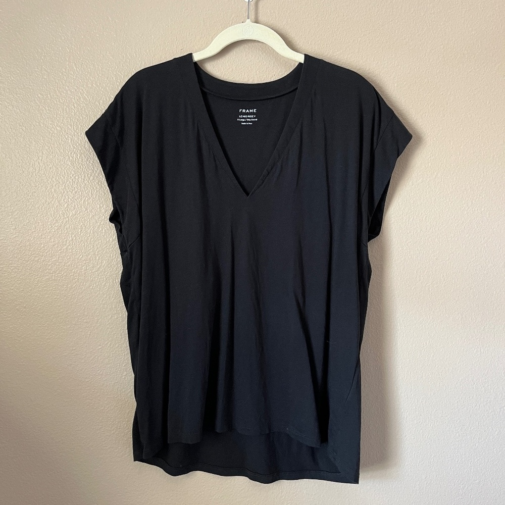 FRAME Le Mid Rise V Neck Tee Shirt in Nior Black